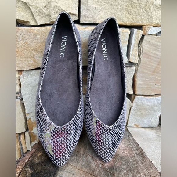 Vionic Silver Flats with Snakeskin Texture Sz-6. F - Picture 11 of 11